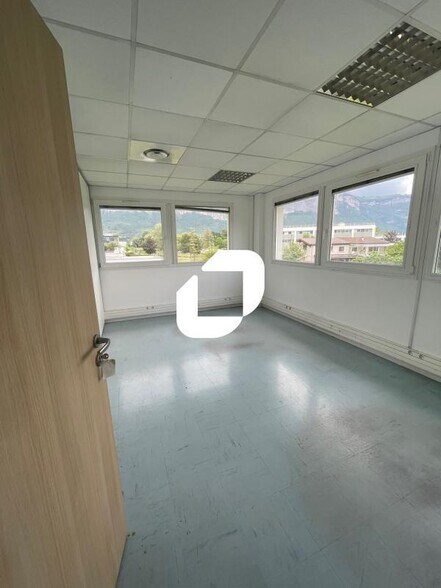 115 Rue Louis Néel, Crolles à louer - Photo du bâtiment - Image 3 de 13