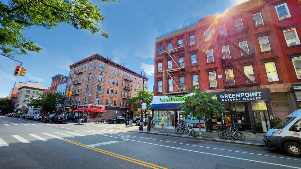 1021 Manhattan Ave, Brooklyn, NY à vendre - Photo du bâtiment - Image 2 de 5