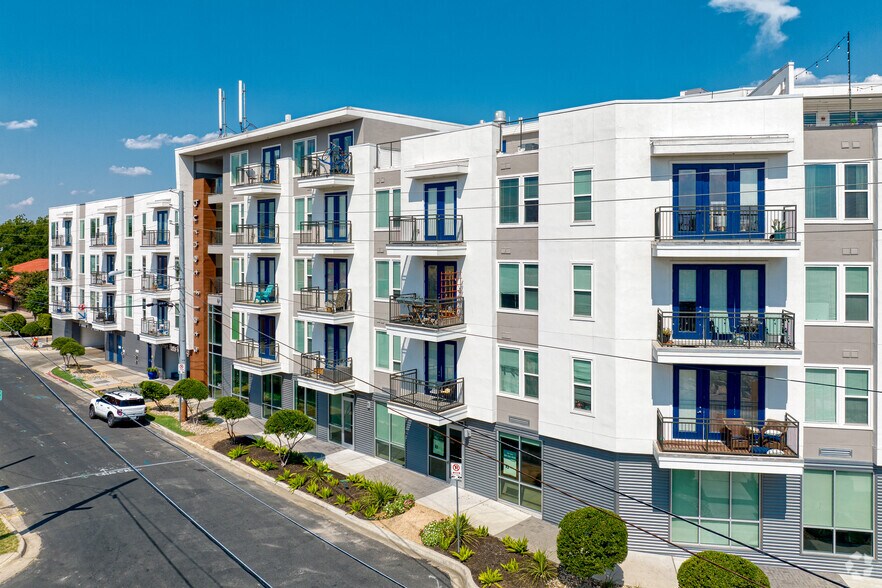 5453 Burnet Rd, Austin, TX à louer - Photo du bâtiment - Image 1 de 3