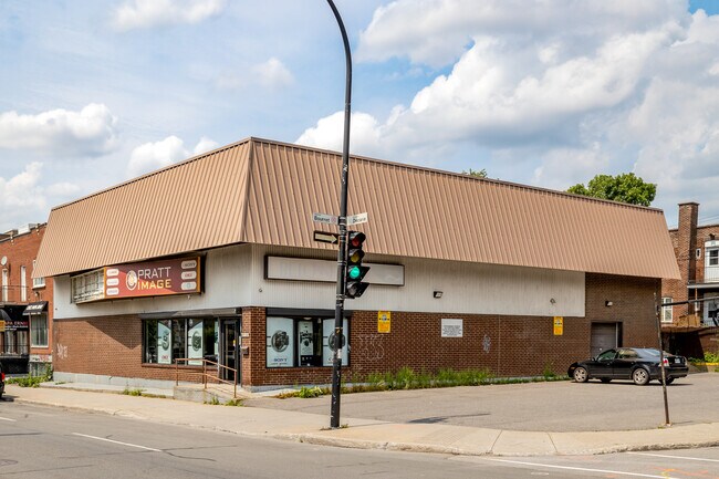 More details for 5805 Boul Décarie, Montréal, QC - Retail for Sale