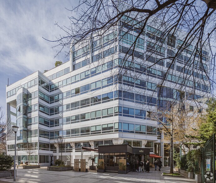 1-3 Rue Gaston Et René Caudron, Issy-les-Moulineaux à louer - Photo du bâtiment - Image 2 de 7