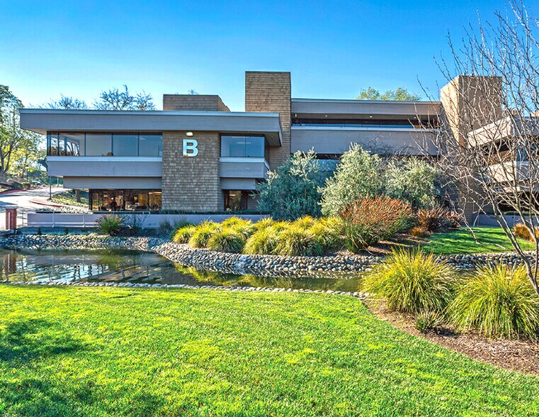 2455 Bennett Valley Rd, Santa Rosa, CA à louer - Photo du bâtiment - Image 1 de 3