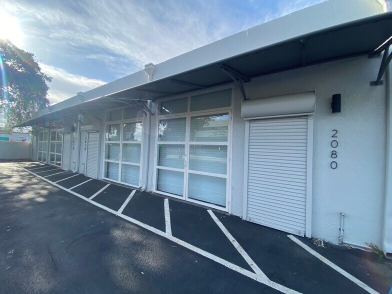 2074-2090 NW 21st St, Miami, FL à louer - Photo du bâtiment - Image 3 de 8