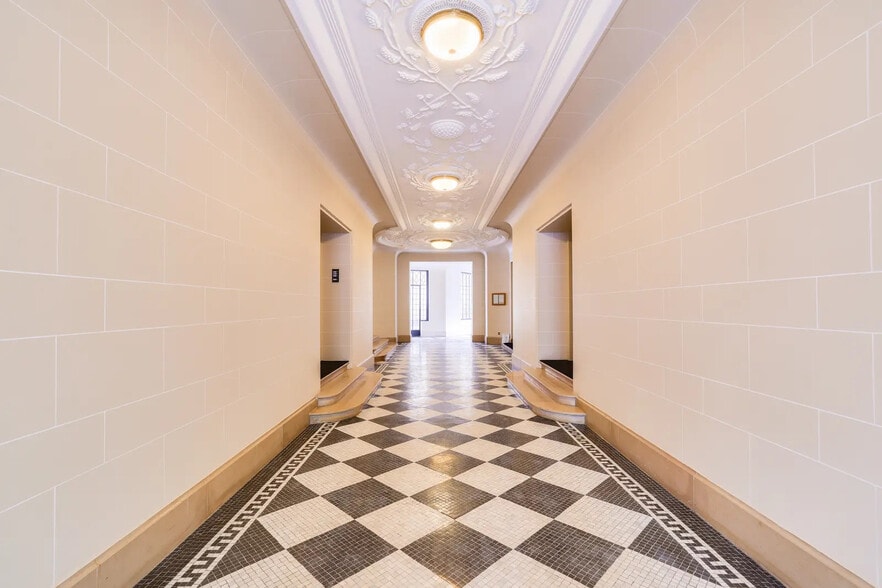 30 Avenue Marceau, Paris for sale - Lobby - Image 2 of 9