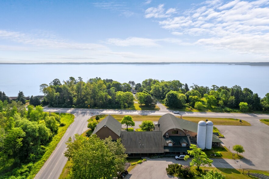 5046 S West Bay Shore Dr, Suttons Bay, MI à vendre - Photo du bâtiment - Image 2 de 71