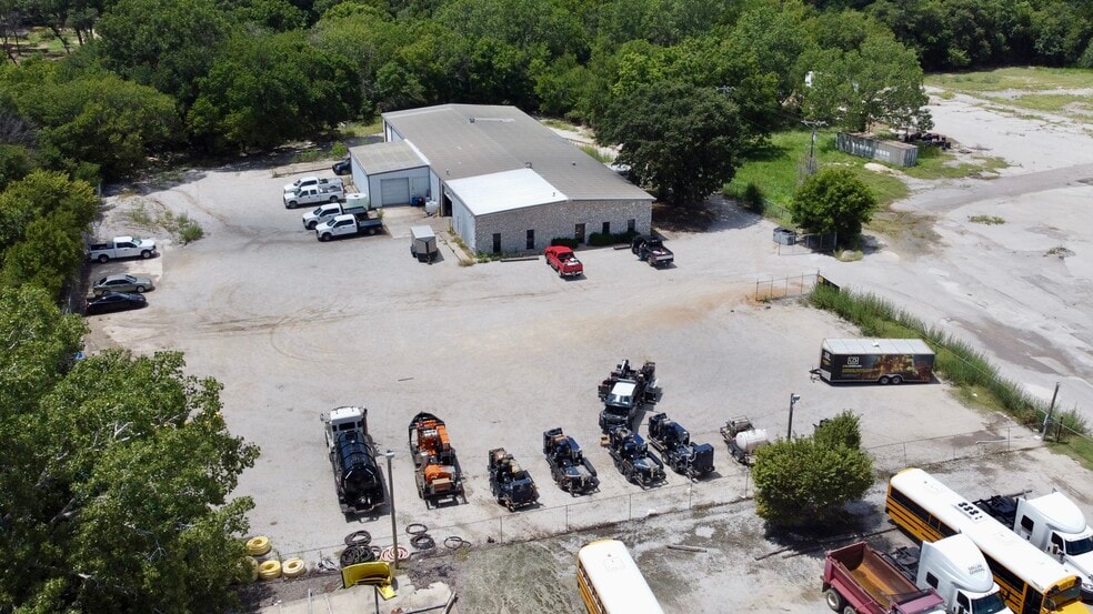 621 Industrial Dr, Ardmore, OK for lease - Building Photo - Image 3 of 22