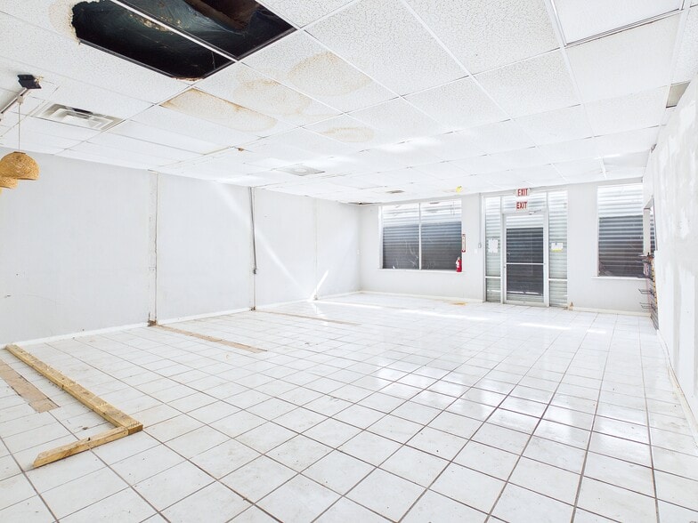 705 S Byron Butler Pkwy, Perry, FL for sale - Interior Photo - Image 3 of 22