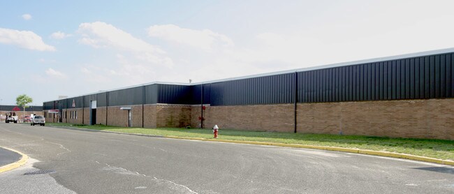 Plus de détails pour 1 Enterprise Pl, Hicksville, NY - Industriel à louer
