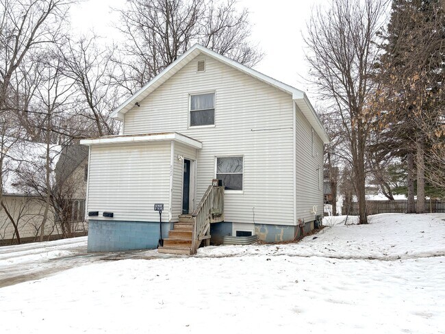 More details for 822 W Maple Ave, Fergus Falls, MN - Multifamily for Sale