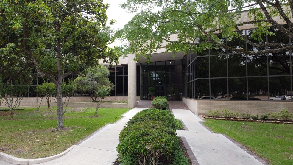 800 Rockmead Dr, Kingwood, TX à louer - Photo du bâtiment - Image 2 de 7