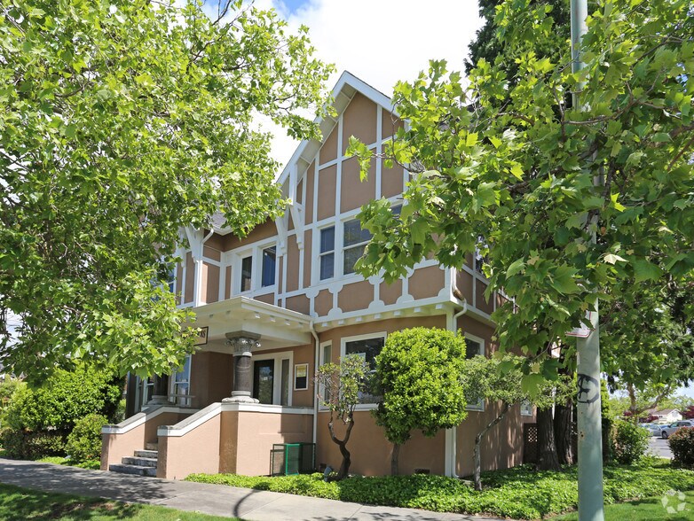 1946 Embarcadero, Oakland, CA à louer - Photo du bâtiment - Image 2 de 3