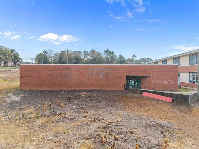 711 N Chapin Rd, Aberdeen, NC à vendre - Photo du bâtiment - Image 1 de 28