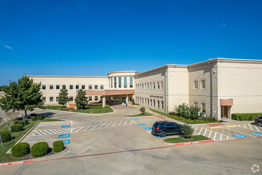 4300 City Point Dr, North Richland Hills, TX à louer - Photo du bâtiment - Image 1 de 8