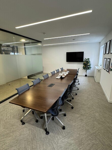 4 Farm St, Londres à louer - Photo du bâtiment - Image 3 de 12