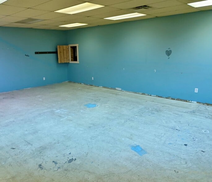 27202 Harper Ave, Saint Clair Shores, MI for lease - Interior Photo - Image 2 of 4