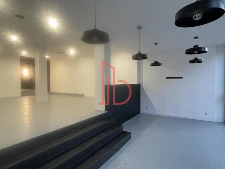 Office in Bordeaux for lease - Interior Photo - Image 2 of 8