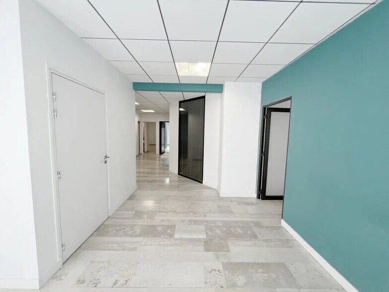 Office in Reims for lease - Interior Photo - Image 1 of 7