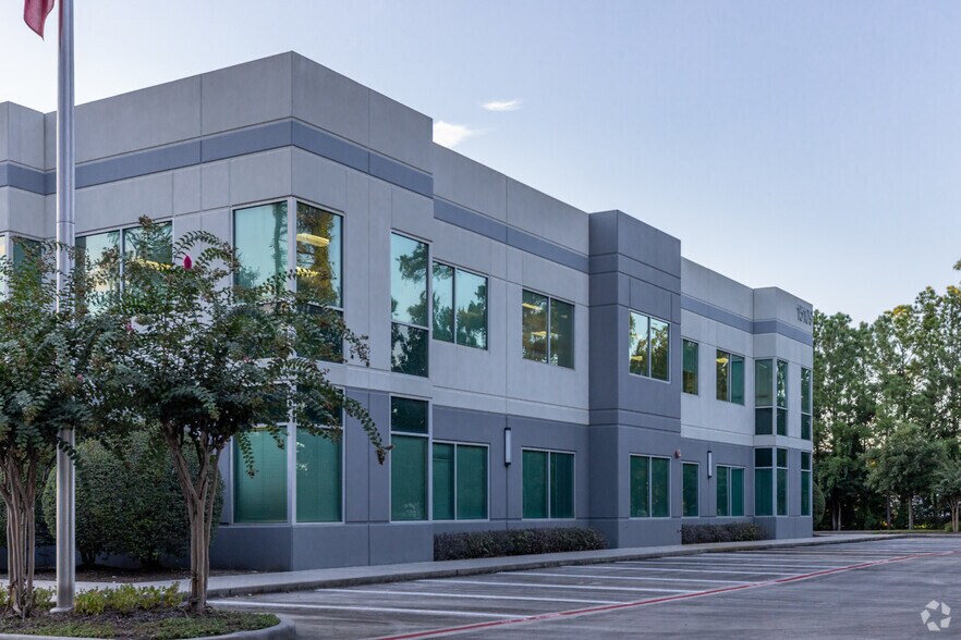 15109 Heathrow Forest Pky, Houston, TX à louer - Photo du bâtiment - Image 3 de 4