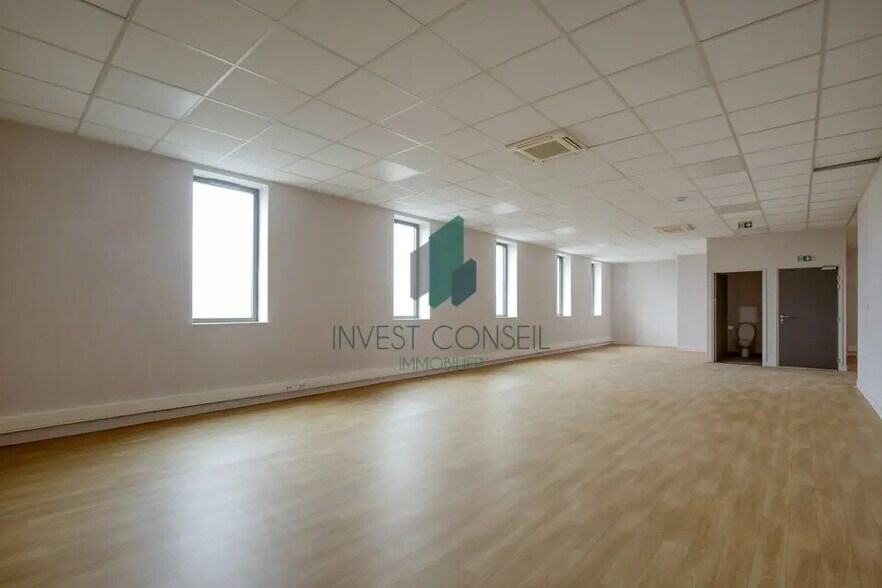 Local d'activités dans Persan à vendre - Photo du bâtiment - Image 3 de 8