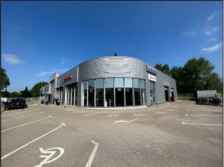 Retail in Orange for lease - Building Photo - Image 3 of 12