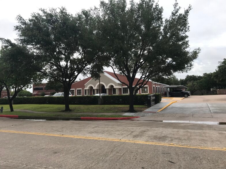 4655 Techniplex Dr, Stafford, TX à louer - Photo du bâtiment - Image 1 de 15