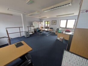 Merrow Ln, Guildford for lease Interior Photo- Image 2 of 3