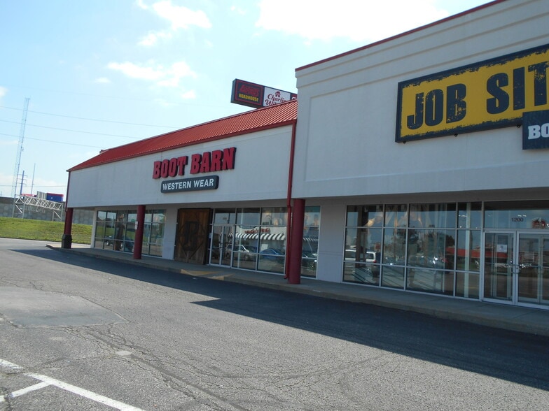 1008 E Lewis and Clark Pky, Clarksville, IN for lease - Building Photo - Image 2 of 4