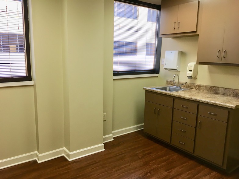 962 Joe Frank Harris Pky SE, Cartersville, GA for sale - Interior Photo - Image 3 of 7