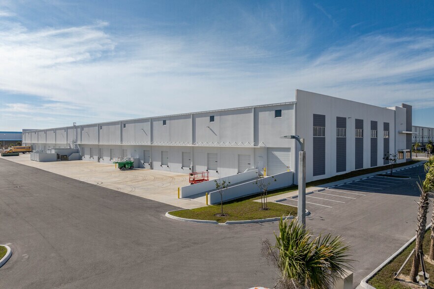 16361 Lee Rd, Fort Myers, FL à louer - Photo du bâtiment - Image 3 de 5