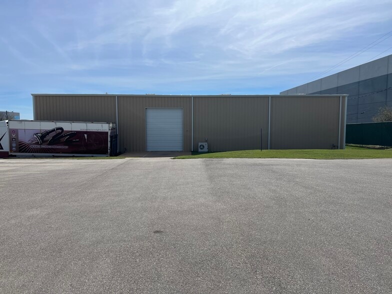 9201 Brown Ln, Austin, TX for lease - Building Photo - Image 2 of 8