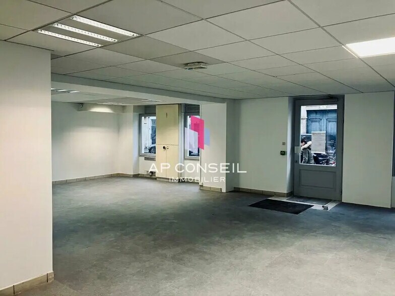 Office in Versailles for lease - Interior Photo - Image 2 of 9