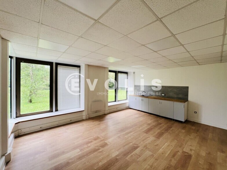 Office in Croissy Beaubourg for lease - Interior Photo - Image 3 of 7