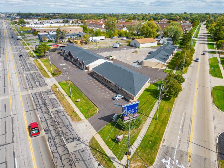 14555-14747 Frazho Rd, Warren, MI à louer - Photo du bâtiment - Image 2 de 14