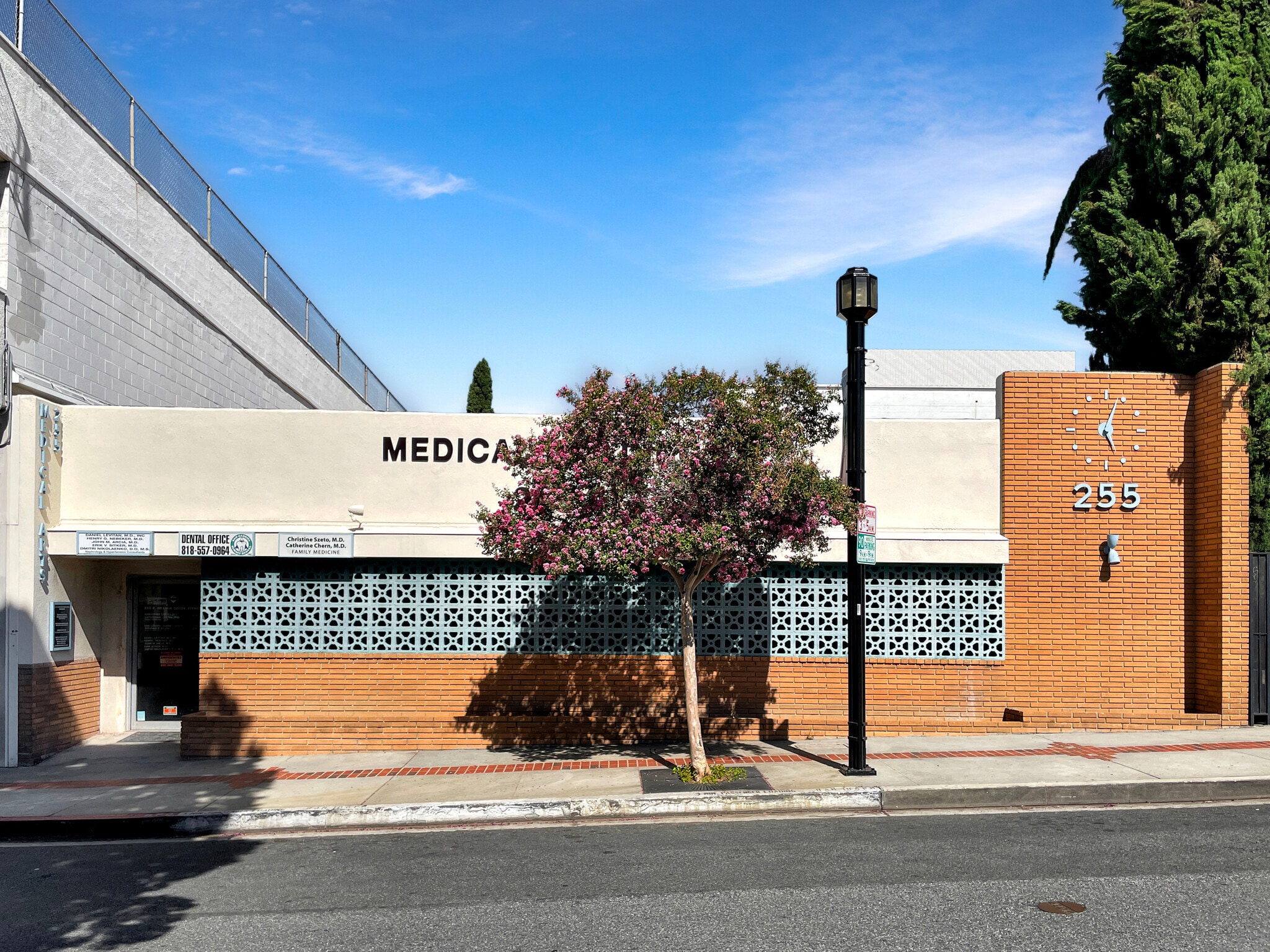 255 E Orange Grove Ave, Burbank, CA à louer Photo du bâtiment- Image 1 de 2