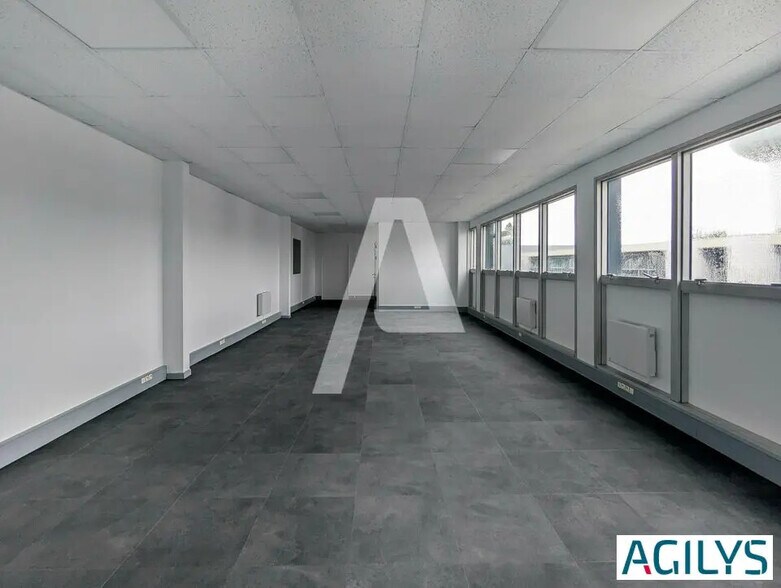 Flex in Élancourt for lease - Interior Photo - Image 2 of 9