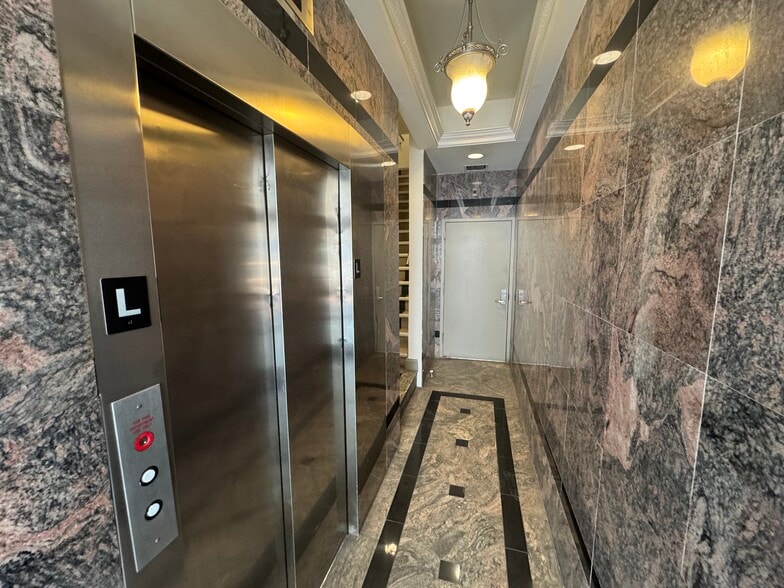 27 Smith St, Brooklyn, NY for lease - Lobby - Image 2 of 7