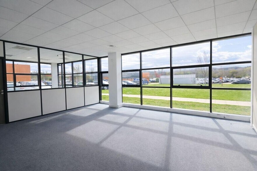 Office in Saint-Priest for lease - Building Photo - Image 3 of 13