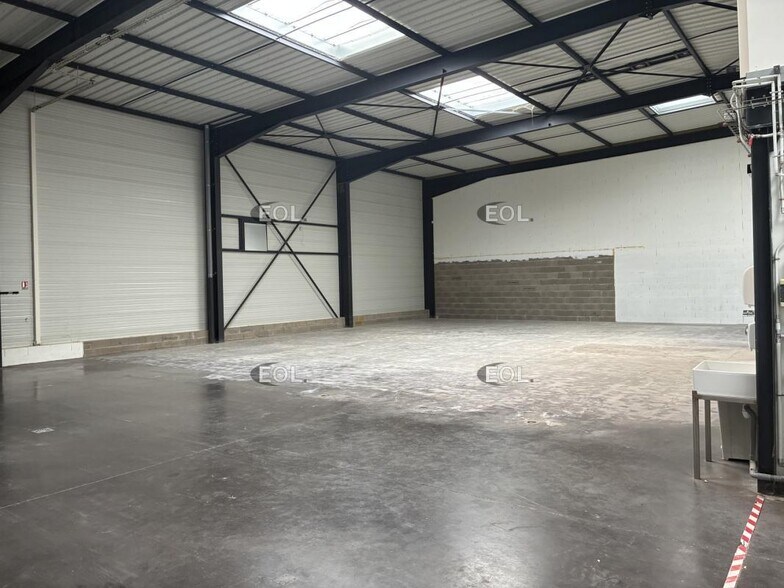 Flex in Venissieux for lease - Interior Photo - Image 2 of 12