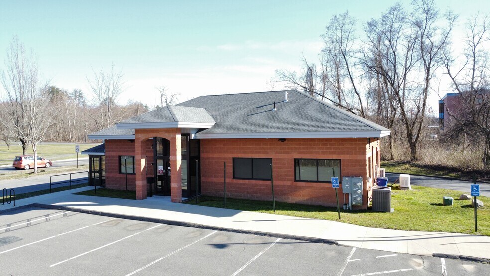 85 University Dr, Amherst, MA à louer - Photo du bâtiment - Image 1 de 8