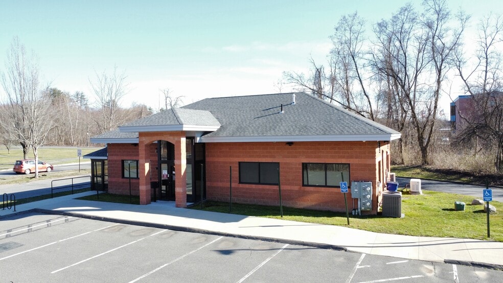 85 University Dr, Amherst, MA for lease - Primary Photo - Image 1 of 9