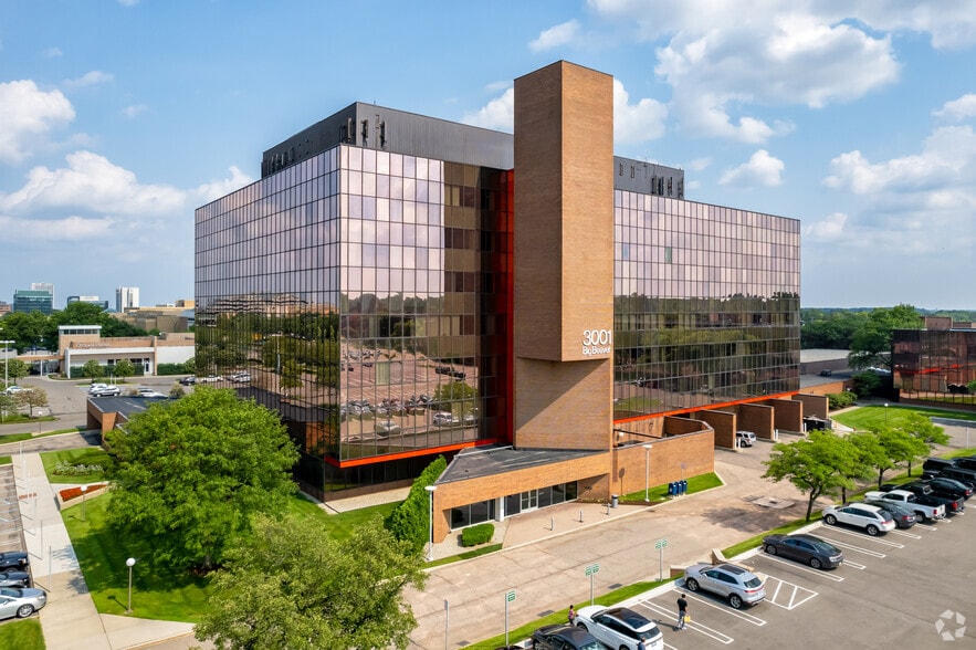 3155 W big beaver Rd, Troy, MI for lease - Building Photo - Image 3 of 20