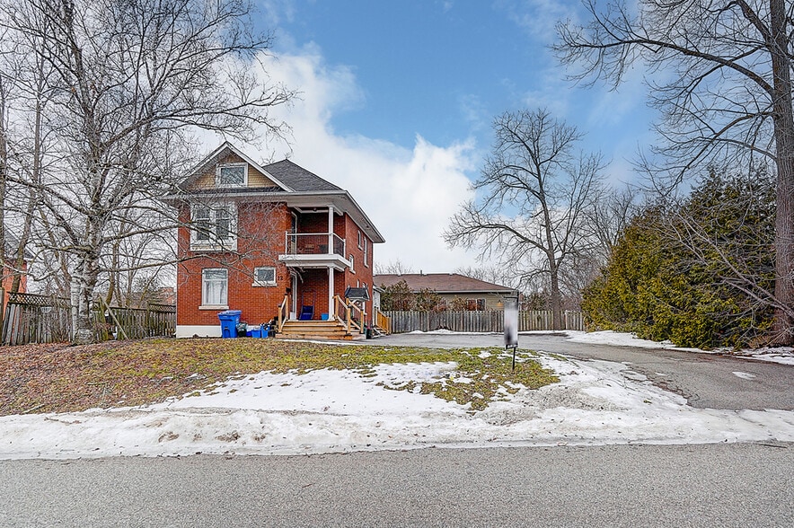 12 Vincent St, Newmarket, ON for sale - Building Photo - Image 3 of 15