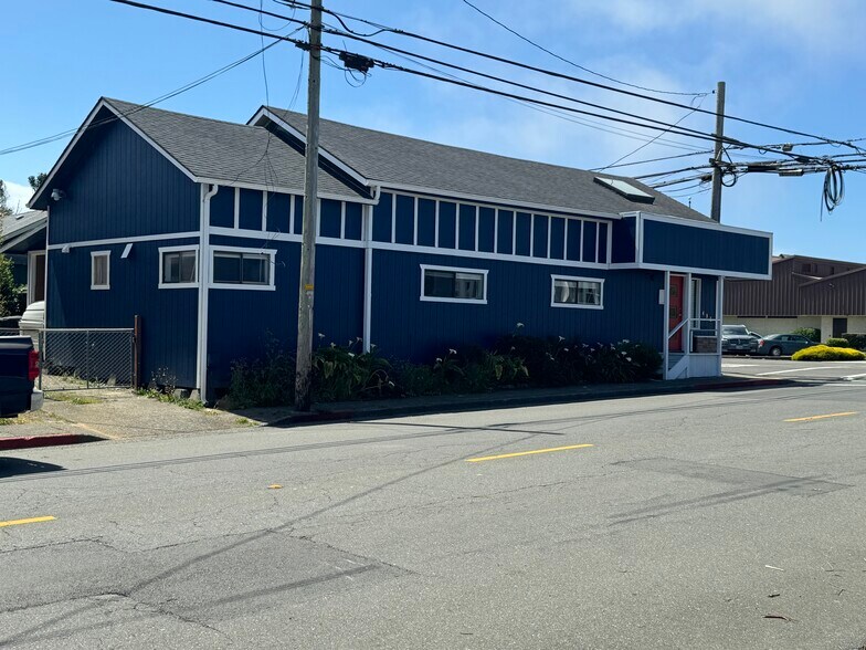 495 H St, Crescent City, CA à vendre - Photo du bâtiment - Image 1 de 4