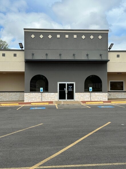 713 W Southwest Loop 323, Tyler, TX à louer - Photo du bâtiment - Image 3 de 15