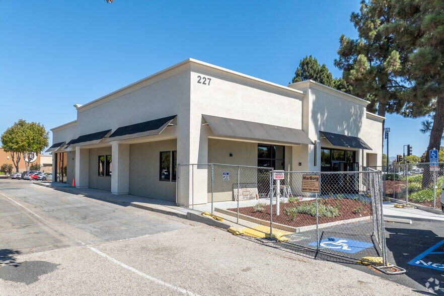 227 E Betteravia Rd, Santa Maria, CA à louer - Photo du bâtiment - Image 3 de 4