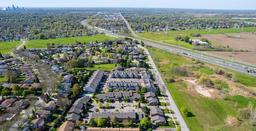 2700 Mewburn Rd, Niagara Falls, ON à vendre - Photo du bâtiment - Image 2 de 46