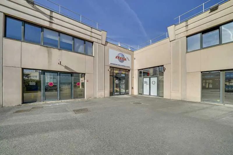 Flex in Bron for lease - Building Photo - Image 1 of 13