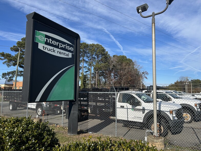 716 Woodlake Dr, Chesapeake, VA for sale - Building Photo - Image 2 of 3