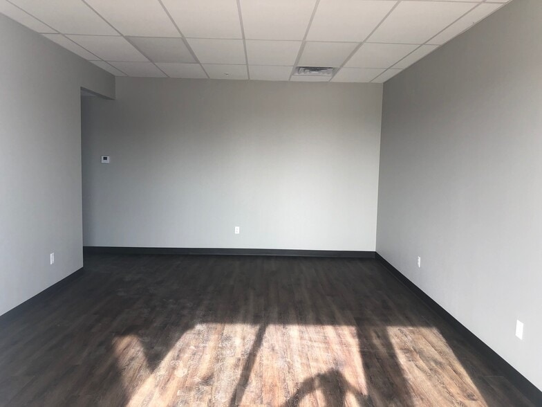 2207 N 17th St, Rogers, AR for lease - Interior Photo - Image 3 of 11