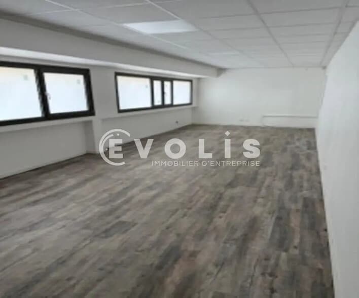 Flex in Villeneuve-la-Garenne for lease - Interior Photo - Image 3 of 12